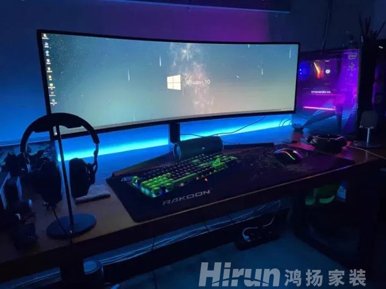喂！來(lái)我家超厲害的電競(jìng)房一起開(kāi)黑嗎？！