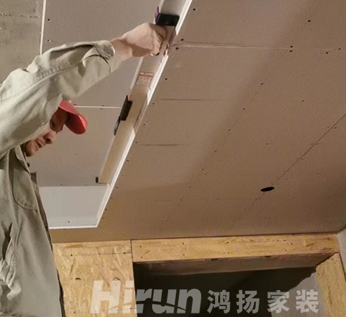 鴻揚(yáng)家裝逆勢增長憑什么？憑“穿了八年的工作服”