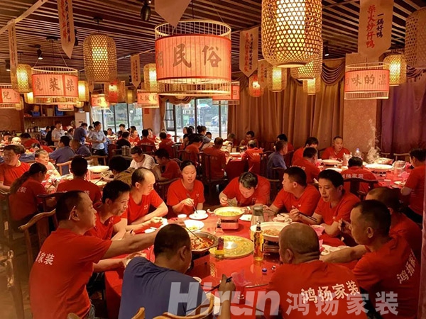 鴻揚(yáng)家裝逆勢增長憑什么？憑“穿了八年的工作服”